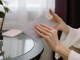 Savoir-vivre w 2026 roku: Jak uniknąć najczęstszych wpadek przy wręczaniu zaproszeń ślubnych?